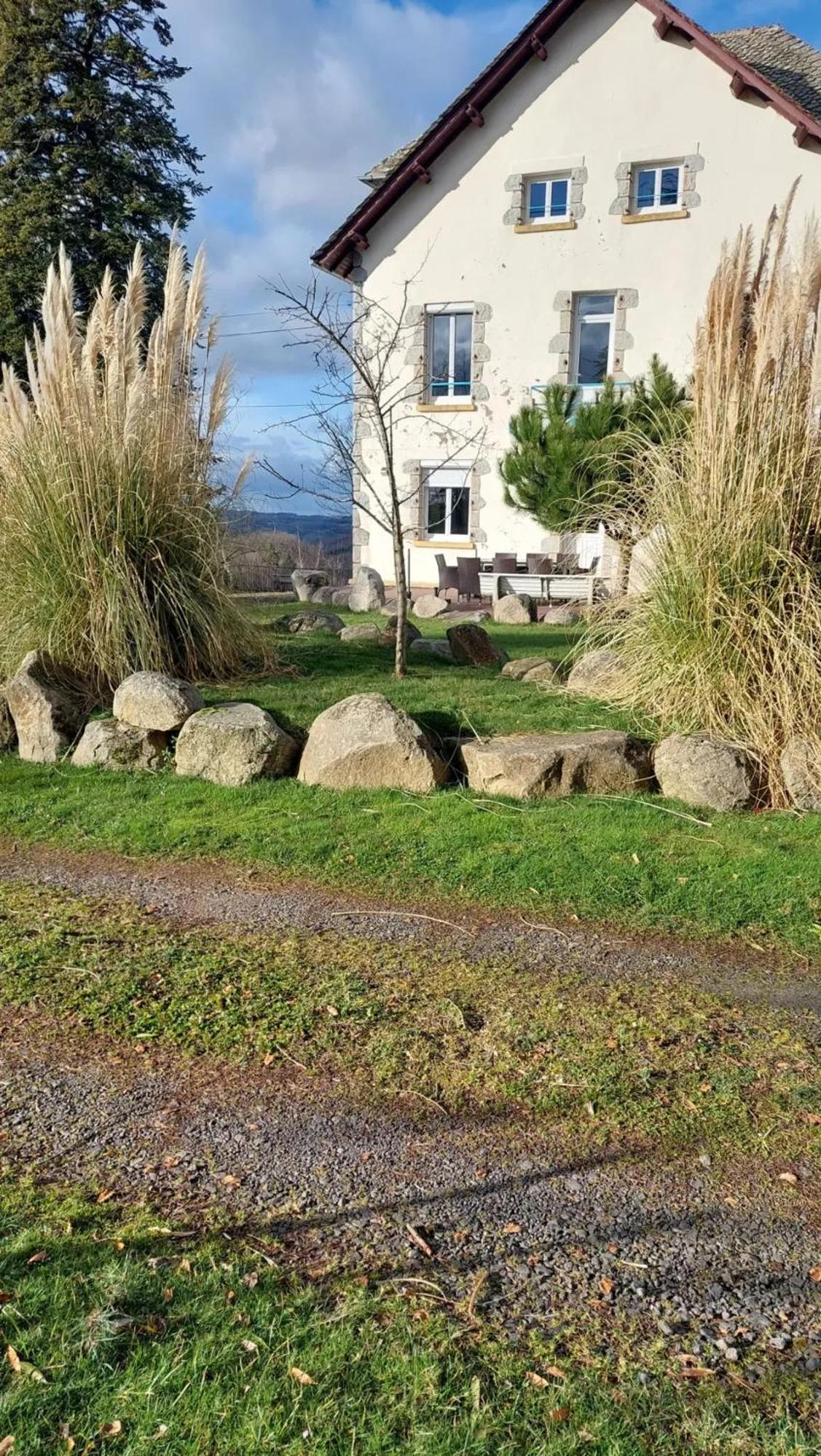 Maison de 7 chambres avec jardin clos et wifi a Montsalvy Extérieur photo